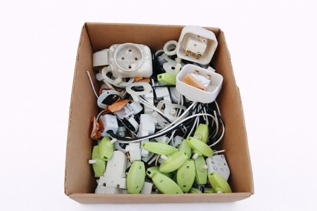 lotto-accessori-elettrici-lampade-interruttori-a-filo-portalampada-prese-stock